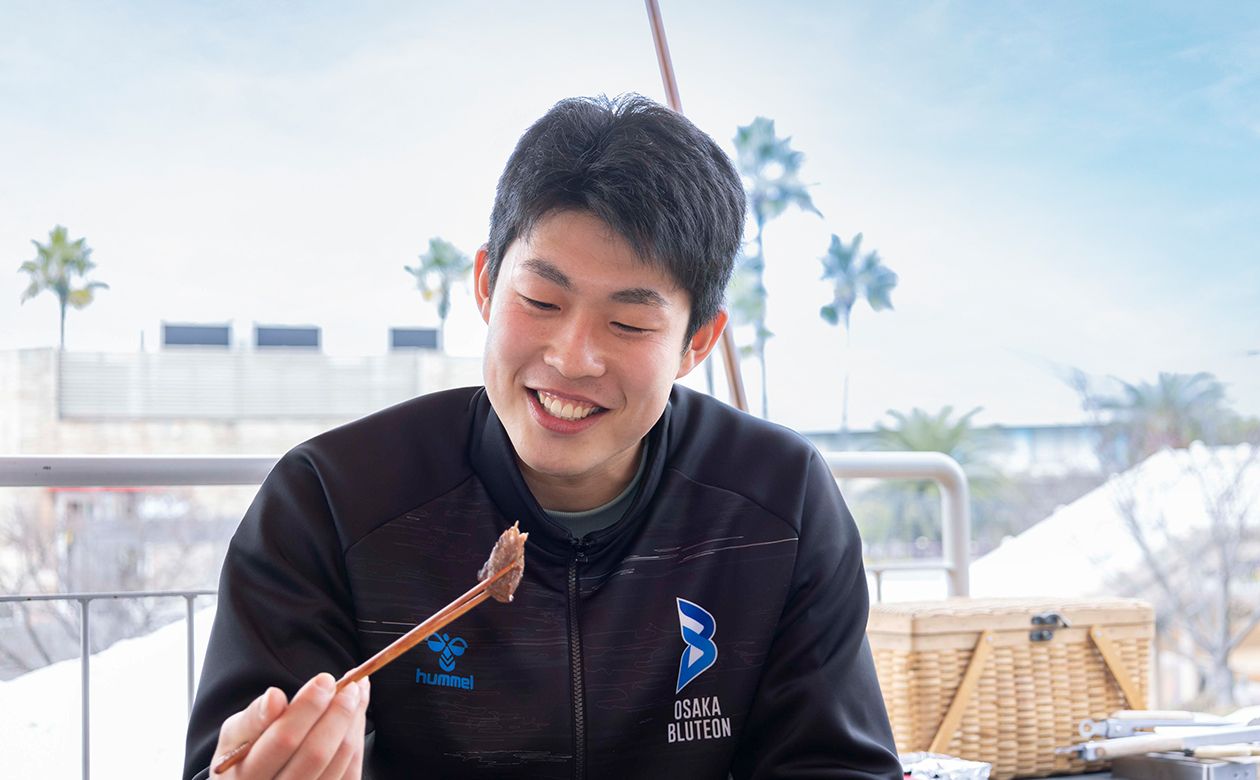 良質な和牛の肉汁を味わい、満足そうな野添選手。