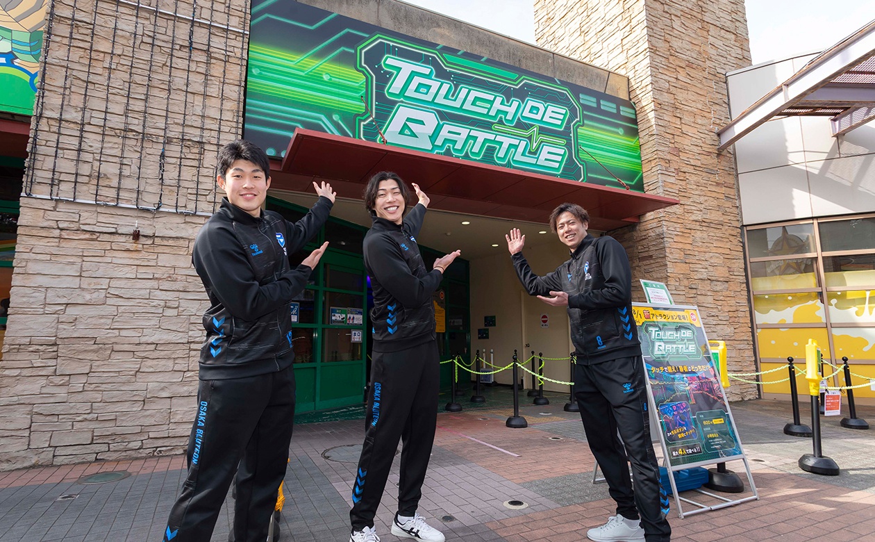 新しく登場したバトルアトラクションを前にやる気満々の3人。入る前から、気合たっぷり！