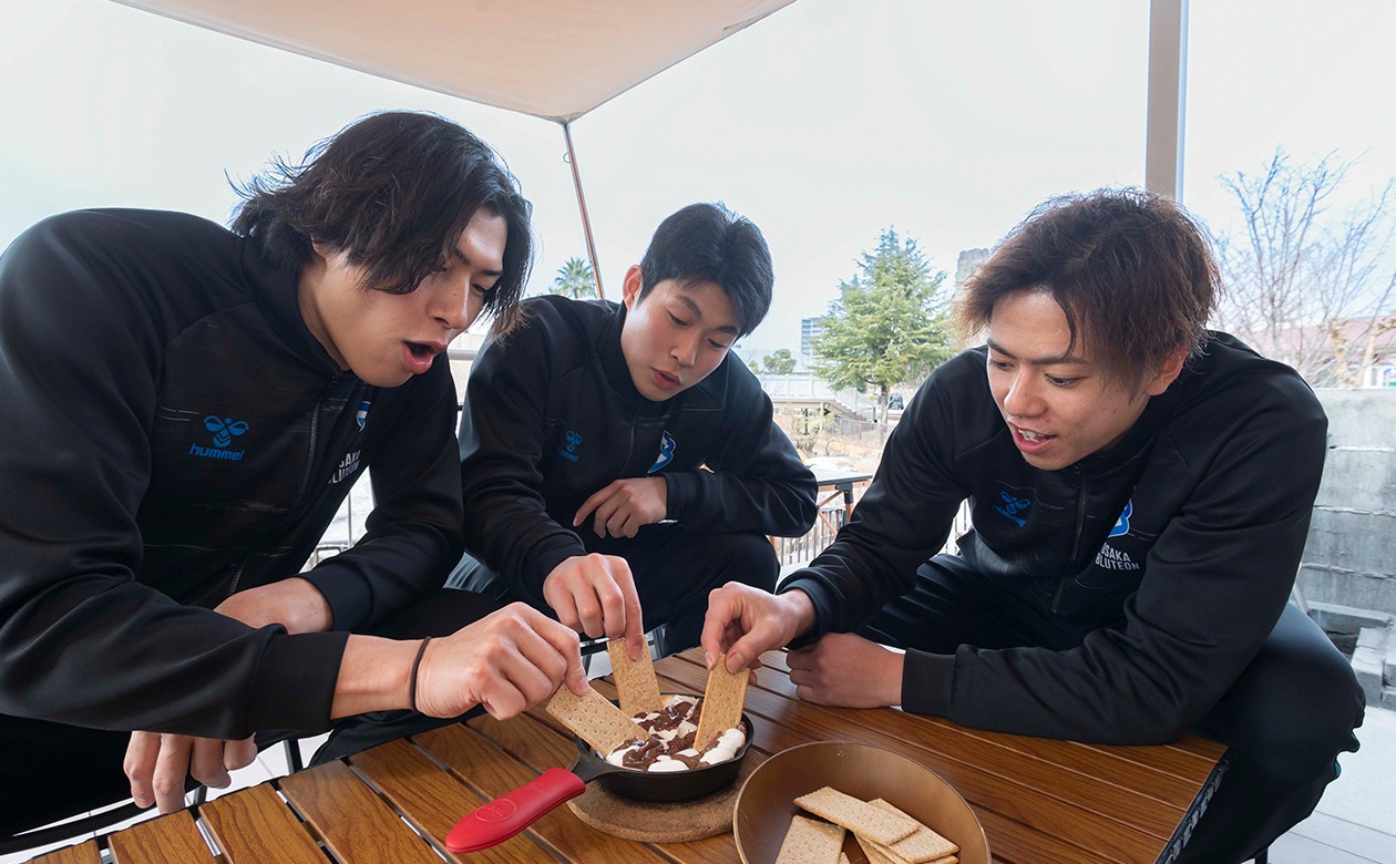 チョコレートとマシュマロが熱々のうちにクラッカーにたっぷりつけて♪