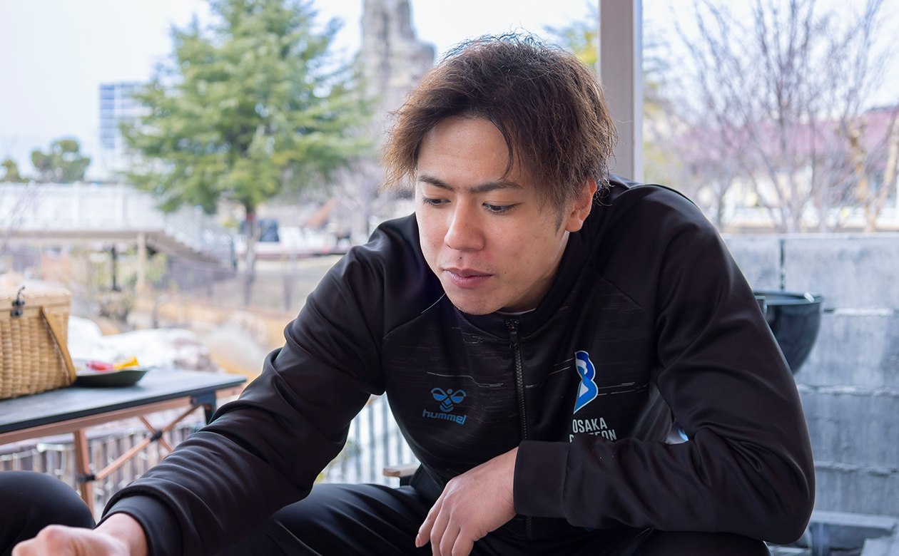 キャンプ好きの仲本選手も大満足。ついマシュマロに手が伸びてしまう！