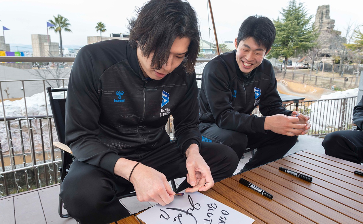 3人でサインを書く予定だった色紙に、清水選手がうっかり大きくサインを書いてしまうハプニング発生！「僕たちのサイン書く場所がない！」と爆笑する野添選手。