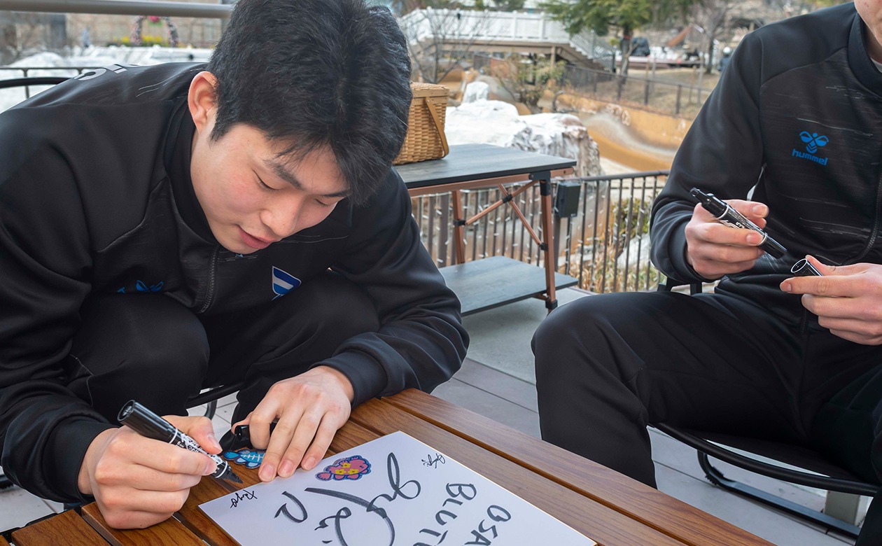 大きく書かれた清水選手のサインの横に、仲本選手、野添選手のサインがちょこんと添えられる特別な1枚。