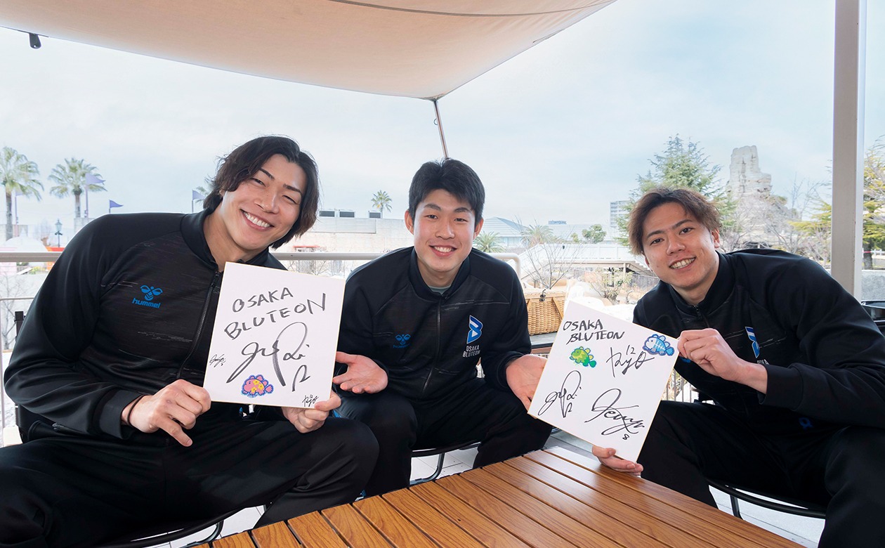 選手たちのお土産シールが貼られたスペシャルな色紙が完成！