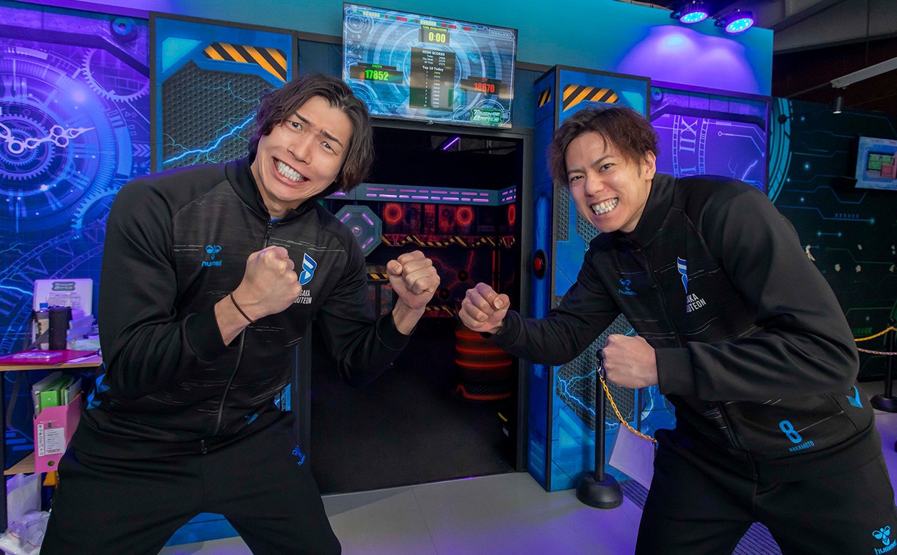 オポジットの清水選手とアウトサイドヒッターの仲本選手、どちらも攻撃が得意なふたり。ボールを光るボタンに替えて、いくつ得点が決められる！？