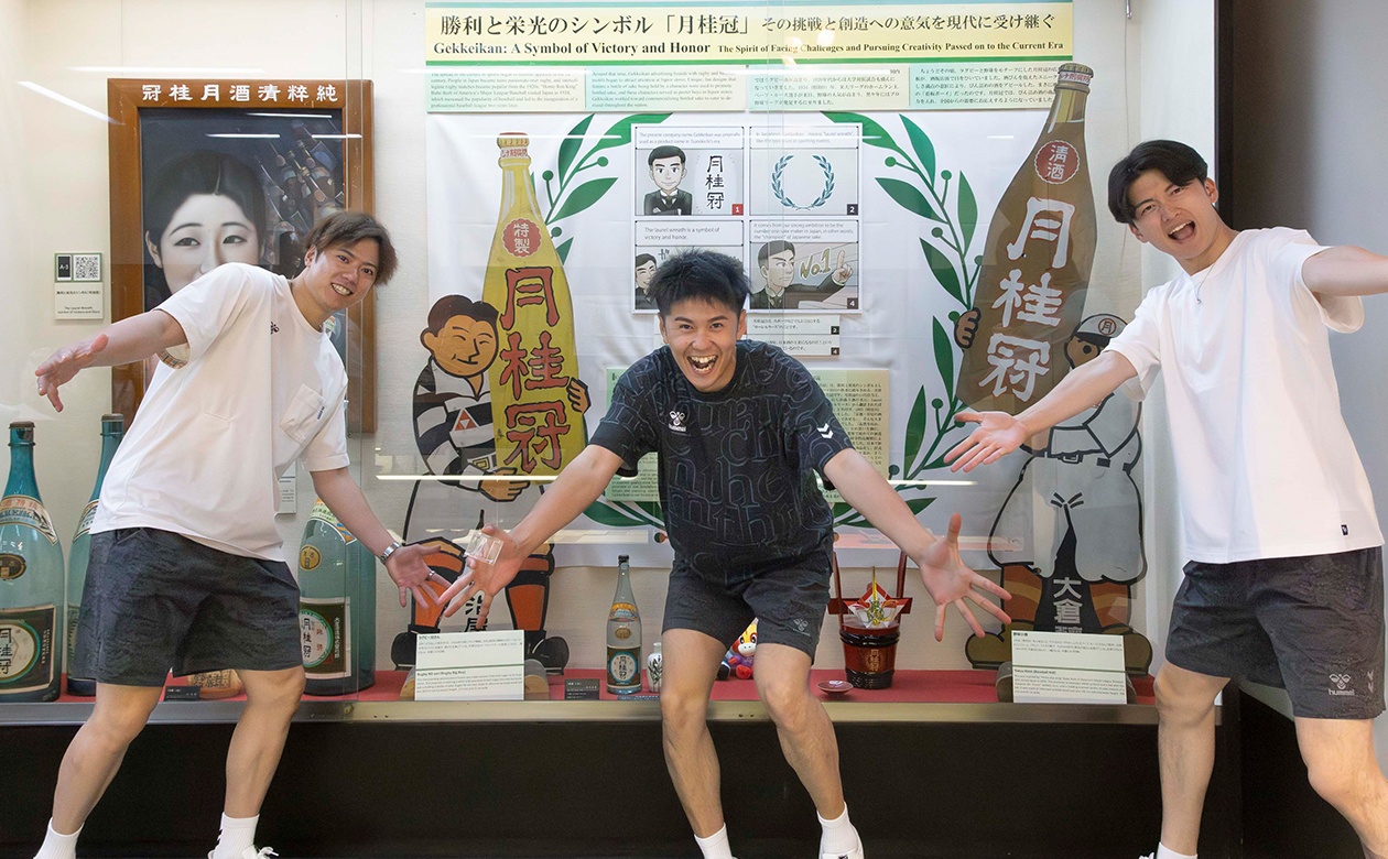 左から仲本賢優(なかもとけんゆう)選手〈背番号8番、アウトサイドヒッター〉、中村駿介(なかむらしゅんすけ)選手〈背番号3番、セッター〉、金田晃太朗(かねたこうたろう)選手〈背番号4番、ミドルブロッカー〉。初めて京都・伏見を訪れたという選手たち。どんなスポットがあるの?と興味津々の様子で探検隊の取材がスタート!