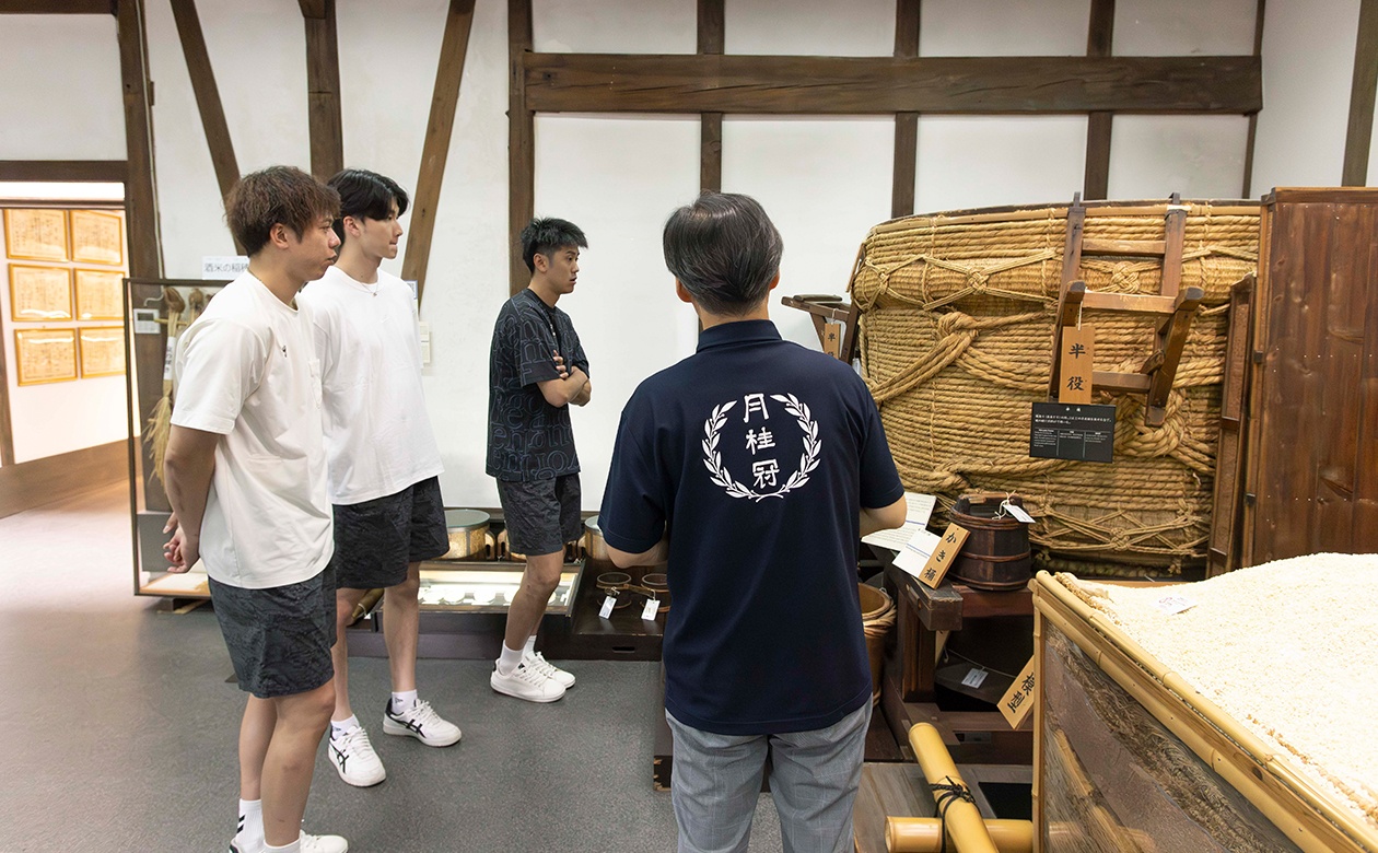 大きな木桶に目を奪われる3人。いくつもの工程を経て作られる、日本酒醸造の仕組みに興味津々。