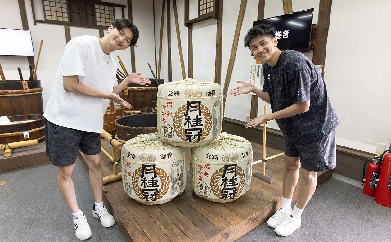 憧れの「鏡開き」用の酒樽を挟んでパシャリ♪酒樽の上蓋である「鏡」は円満を、「開く」は末広がりを表す。
