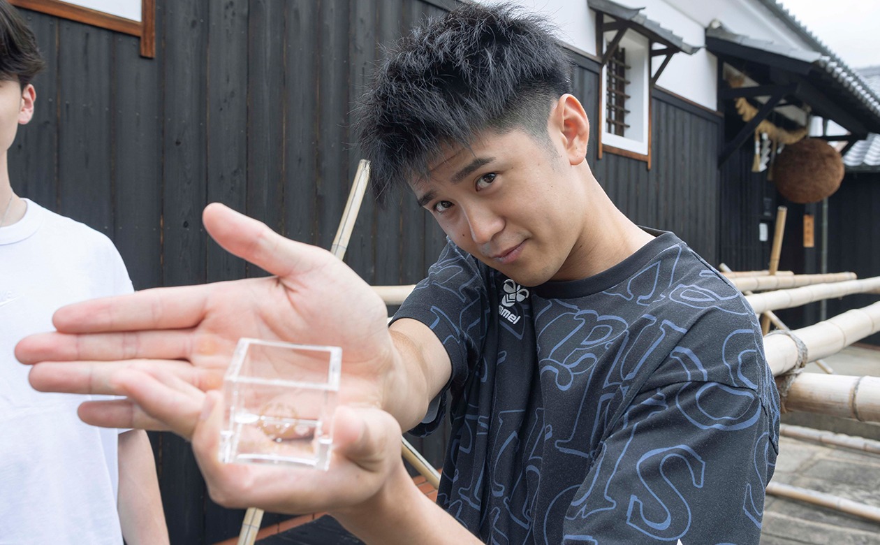 見学者はお土産に「月桂冠大倉記念館」のロゴが入った酒器がもらえる。