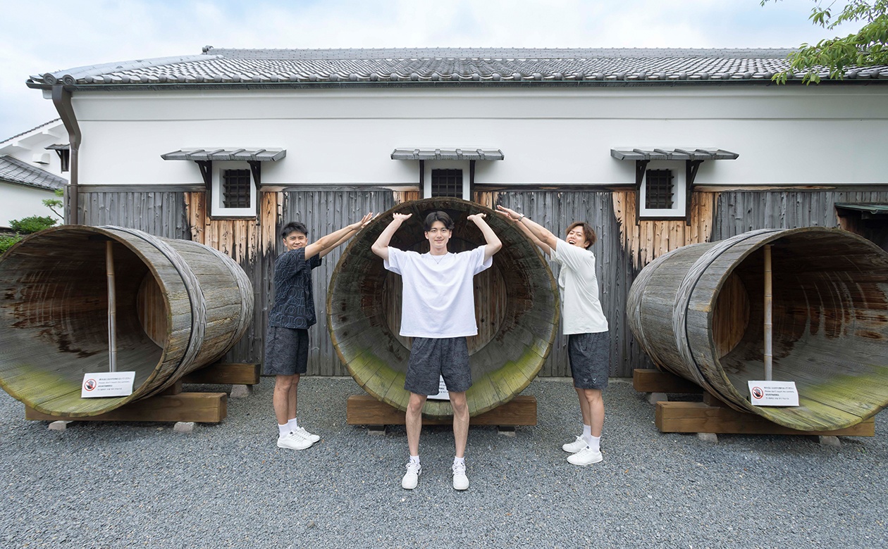 大人ひとりがすっぽり入りそうな酒桶が並ぶ中庭は絶好の撮影スポット!