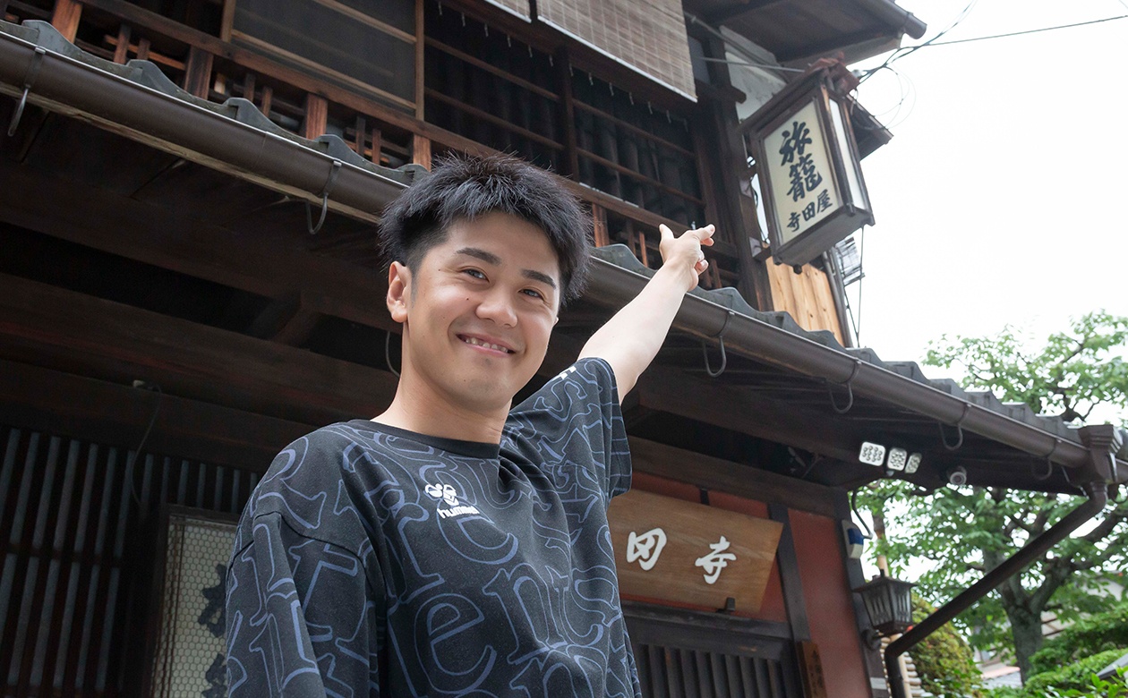 「寺田屋」に到着!看板には「旅籠(はたご)」とあり、かつての宿場町の面影が残る。【寺田屋】開館時間:10時~16時(15時40分受付終了)/休館日:月曜不定休/入館料:600円/電話:075-622-0243/交通アクセス:中書島駅下車 北へ徒歩約5分