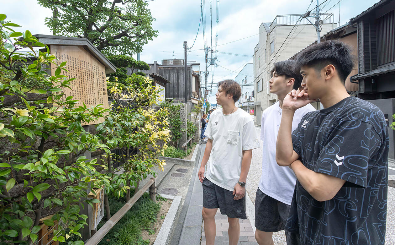 施設外に設置された「寺田屋」にまつわる歴史が記された案内板にくぎ付け!?
