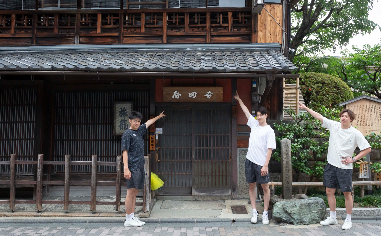 この日はあいにくの休館日。“来たよ”の記念に、ここでもポーズ。