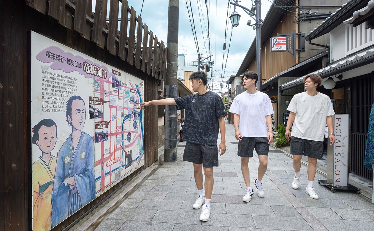 まち案内の看板もなんだかレトロ。日本家屋をリノベした建物など風情あるまち並みが続く。【竜馬通り商店街】交通アクセス:中書島駅下車 北へ徒歩約5分