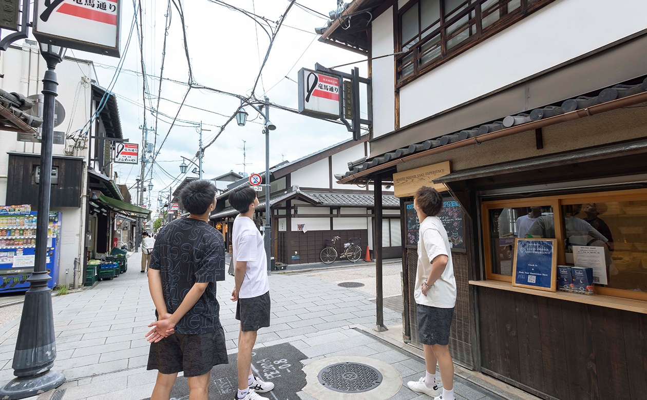 商店街の名前が記された看板も趣たっぷり。