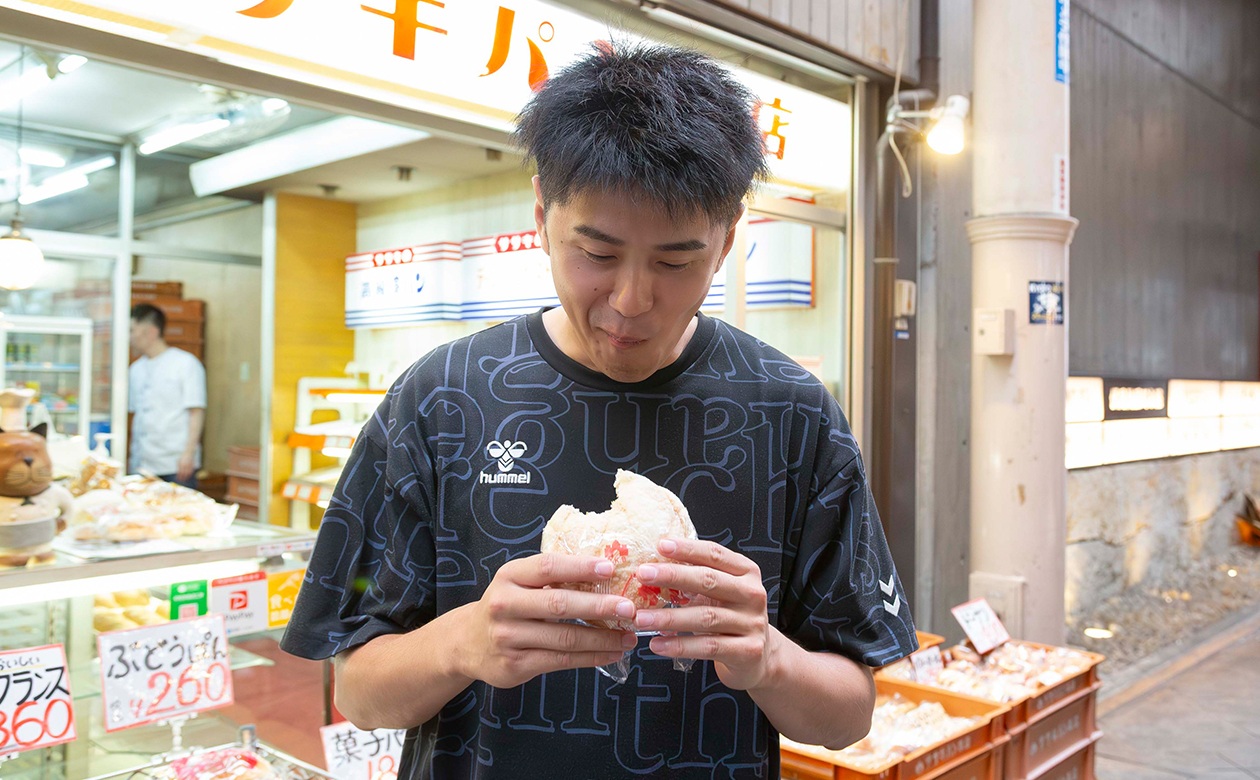 外のクッキー生地はサクッ、中はふわっ、昔から大好きな味に満面の笑顔♪