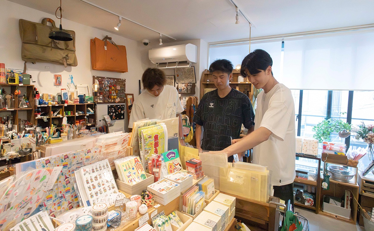 「あ！これも持ってた」「このシャーペン使ってたなぁ」と、懐かしい学生時代を思い返す3人。