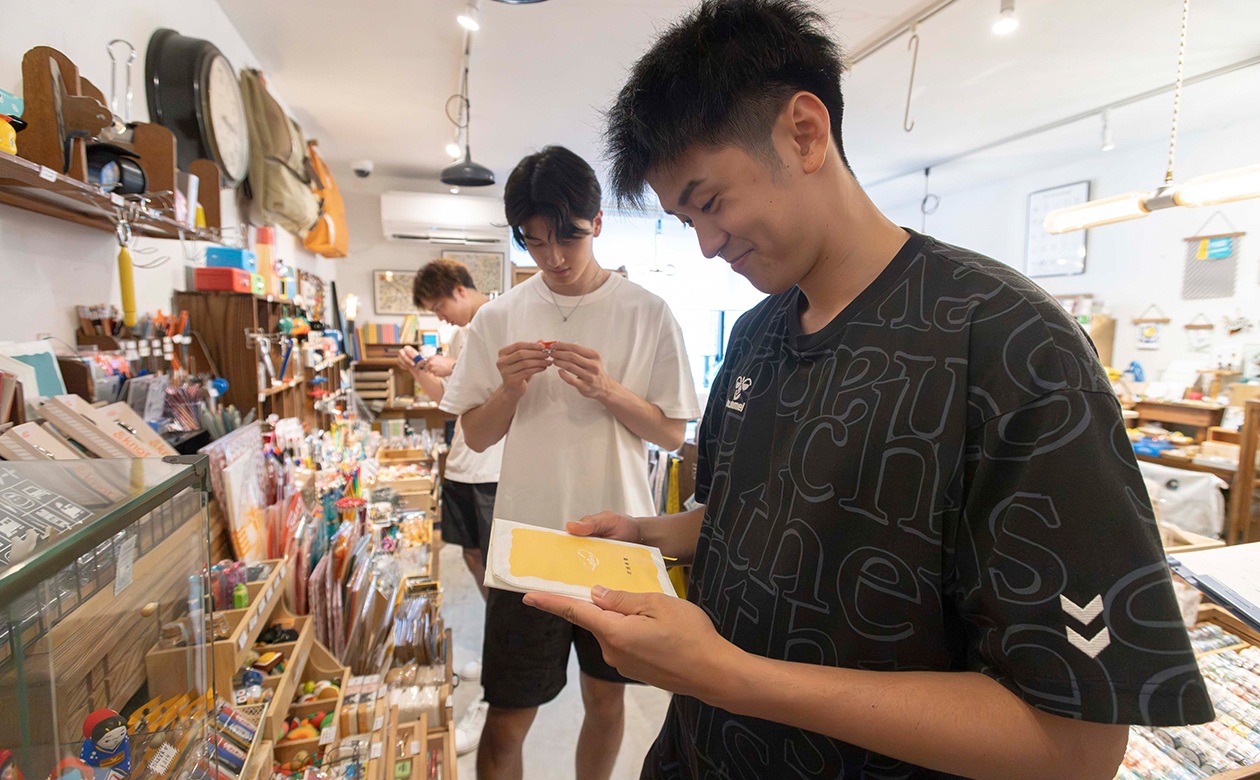 金田選手が小さい頃に集めていたという、リアルな食べ物の形をした消しゴムや、文庫本の表紙のようなブックカバーなどユニークな小物がズラリ。あれこれ手にとっては「懐かし～！」「おもしろい！」と感動。