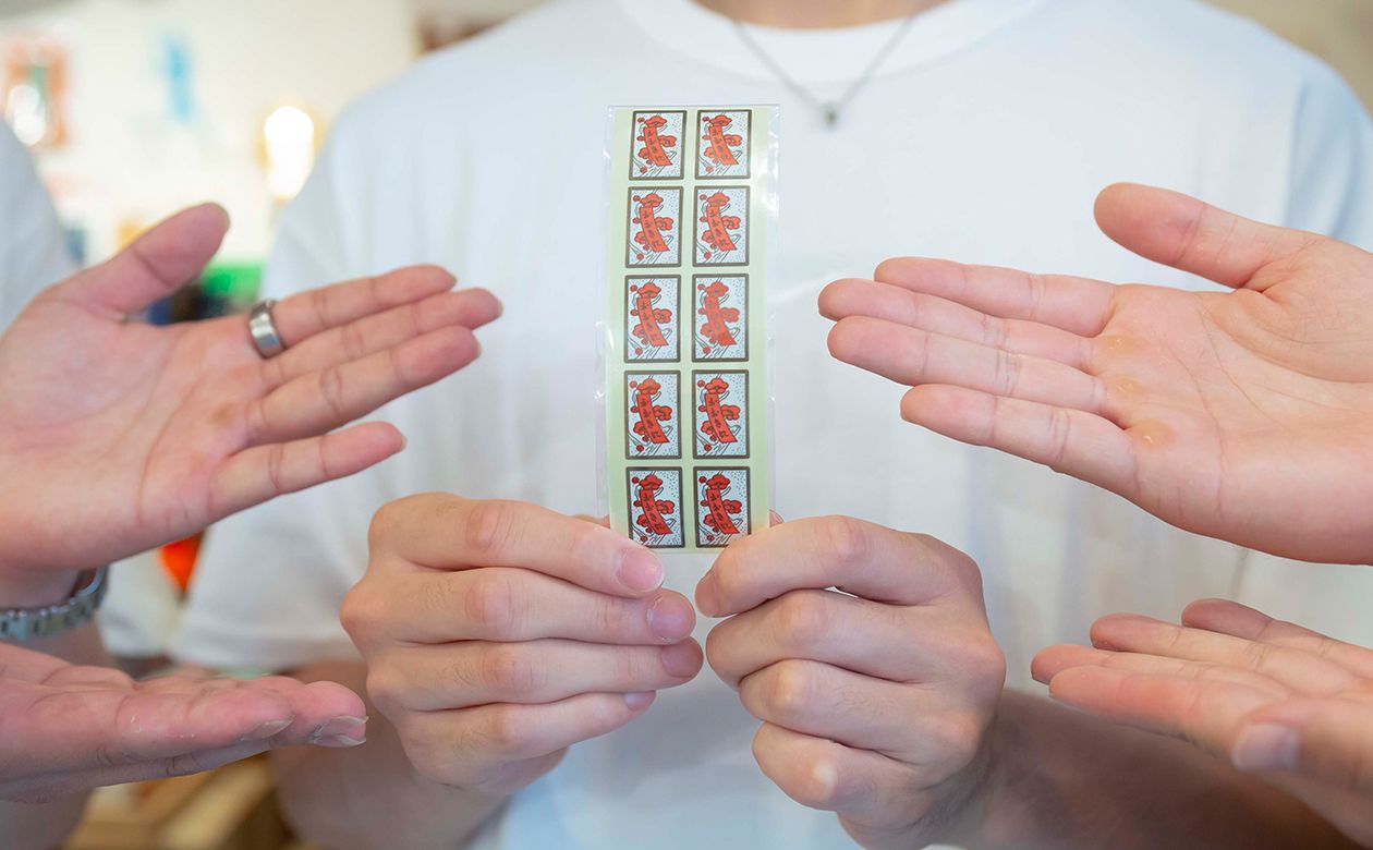 3人が選んだのは「サブロ キョウト」で人気のオリジナル商品、『サブロ オリジナル 花札 おおきにシール／1セット・220円』。