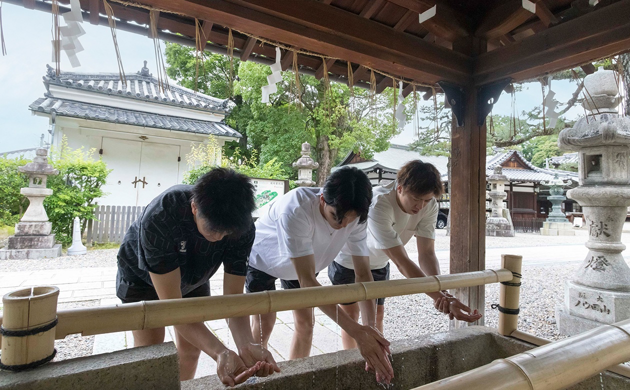 本殿参拝前には手水舎でしっかり手を清めて。ひんやり冷たい水が気持ちいい～♪