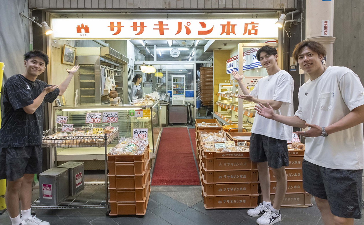地元で愛され続けるベーカリー。1921（大正10）年創業で、店主の佐々木さんは4代目。【ササキパン 本店】営業時間：7時～17時30分※なくなり次第終了／定休日：火曜／電話：075-611-1691／交通アクセス：伏見桃山駅下車 西へ徒歩約10分