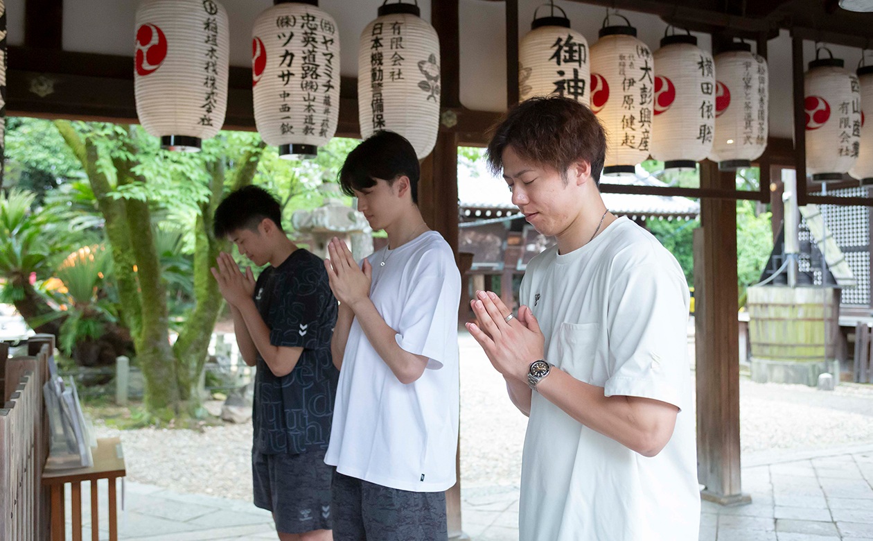 日々の感謝や決意表明をするため、本殿でしっかりお参りを。