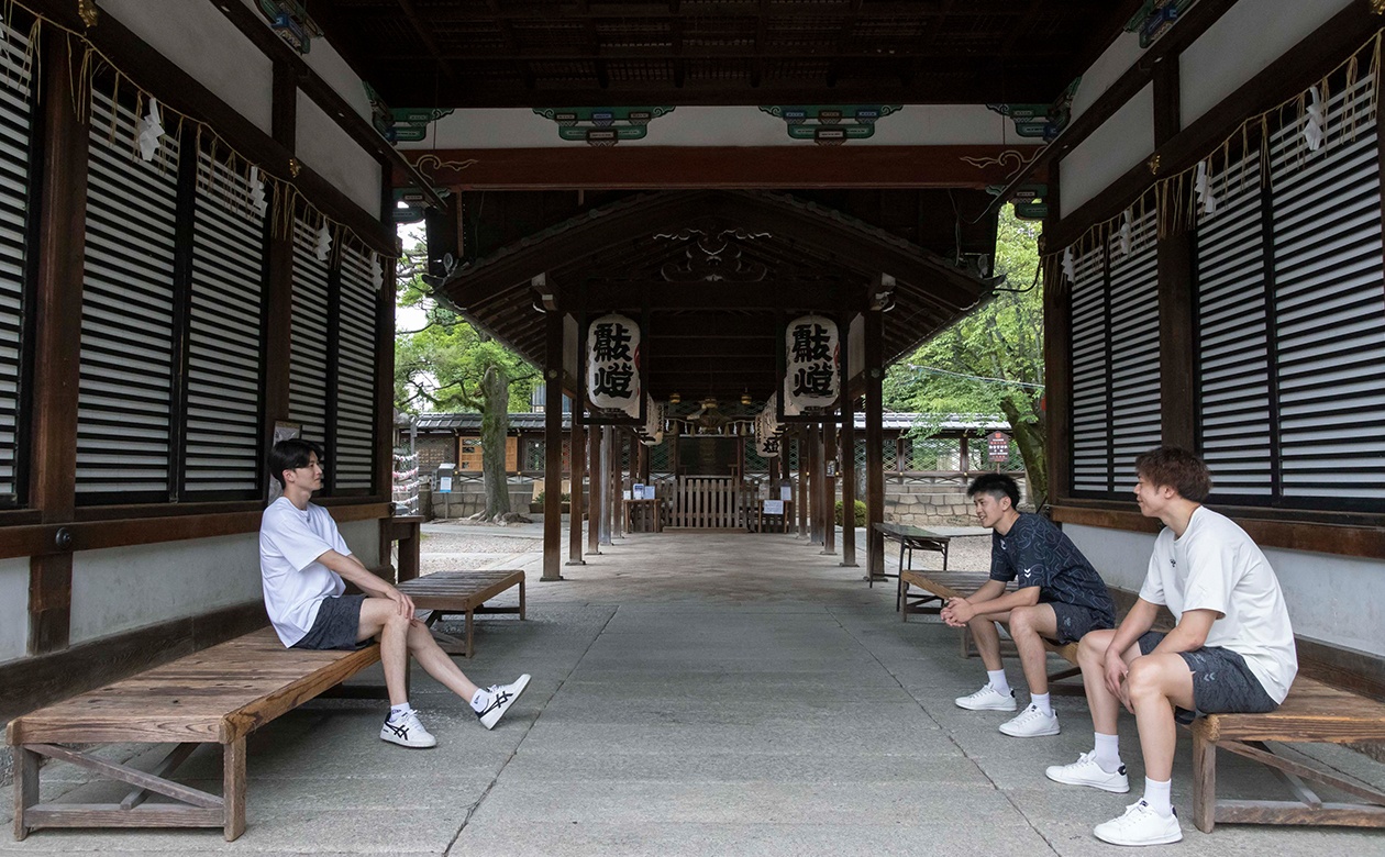 心地良い風が吹き抜ける拝殿下のベンチは散策の休憩にもピッタリ。