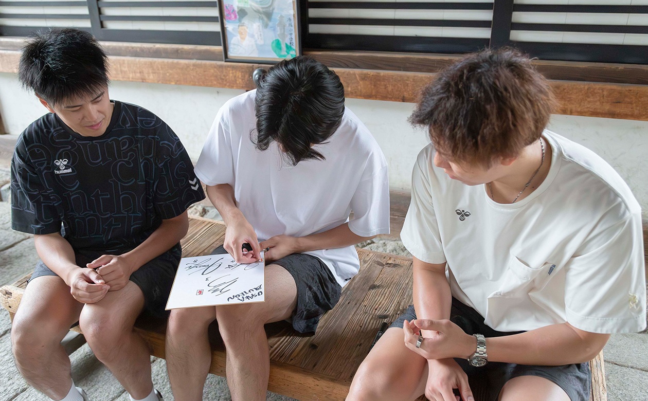 お土産に選んだシールを貼って、探検隊オリジナルサイン色紙の完成！