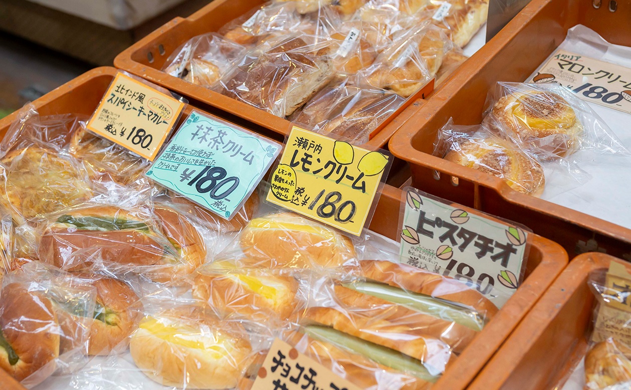 ずらりと並ぶ手作りのパンは、どれも手ごろな値段のものばかり。地元で愛される理由がわかる。