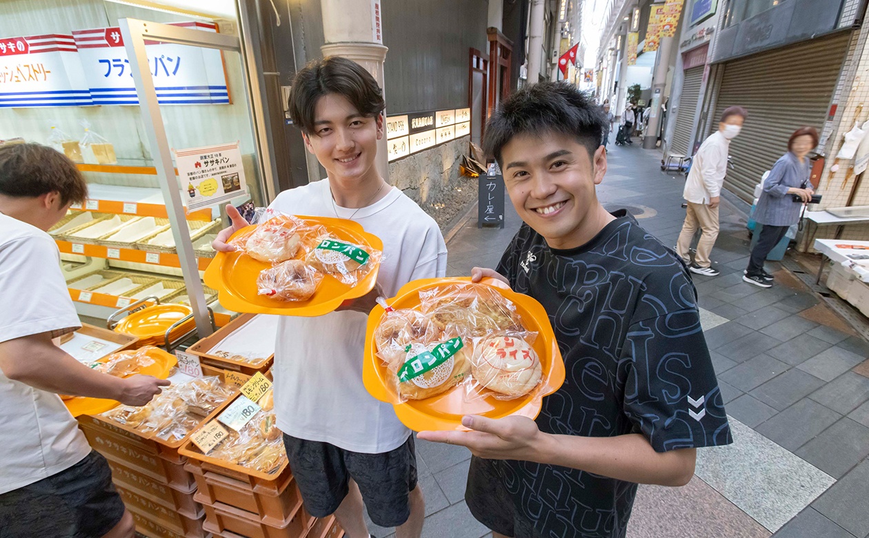 レトロで可愛いトレイの上に気になったパンを何個かのせて悩むふたり。「早く食べたい！」と、満面の笑顔♪