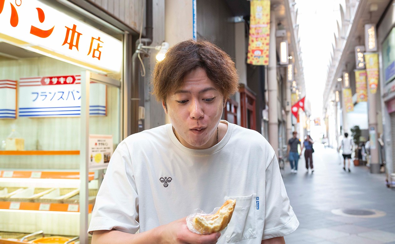 初めて食べた『メロンパン』のおいしさに、あっという間に完食！