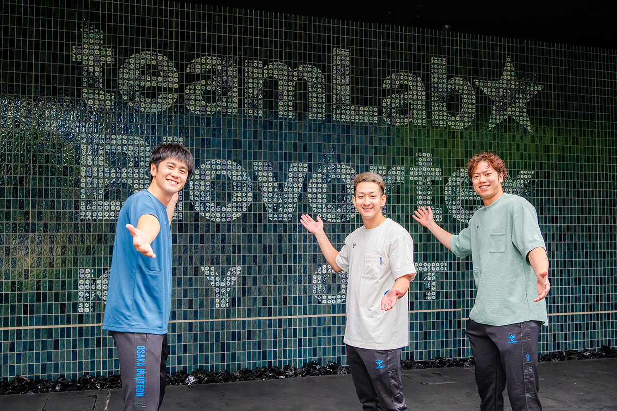 左から中村駿介（なかむらしゅんすけ）選手〈背番号3番、セッター〉、伊賀亮平（いがりょうへい）選手〈背番号16番、リベロ〉、仲本賢優（なかもとけんゆう）選手〈背番号8番、アウトサイドヒッター〉。体験型アートは初体験だという3人。「アート作品の中に入るんですか！？」と、未知の世界に早くも興奮が止まらない♪