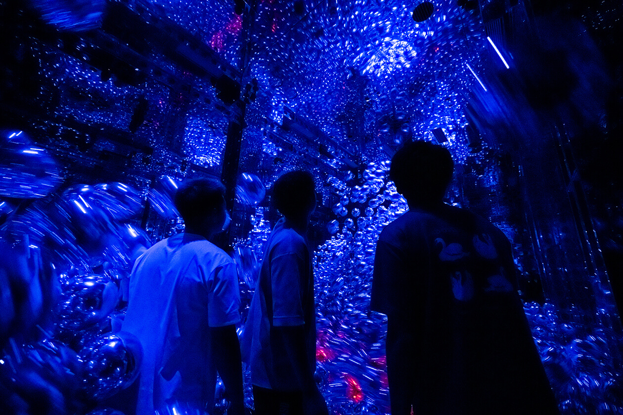浮遊する球体が集まり彫刻に変化していく様子は圧巻！ 3人も思わず目を奪われてしまう。