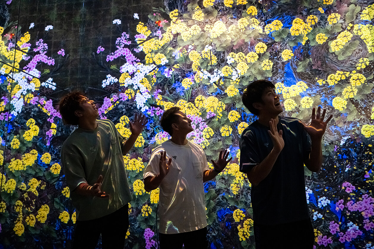 フロアに入るとそこはすでにアートの中。「Underground」フロアに広がる作品『永遠の今の中で連続する生と死』や『流れははるか遠くに』は、映像だけでなく、音や香りも含めてひとつのアートとなっている。