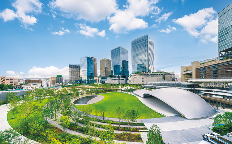 JR大阪駅の北側に広がる「うめきた公園」のサウスパーク。大規模ターミナル駅直結の都市公園としては世界最大級を誇ります
