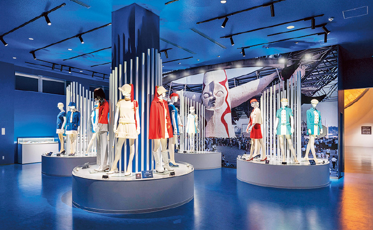 大阪万博スタッフのユニフォーム（レプリカ）も展示されています。当時最先端のデザインは今見てもおしゃれ！