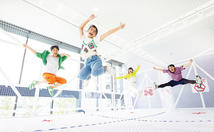 全15種類のアクティビティーが詰まった巨大アスレチック「トンデミタワー」。最上階のネットトランポリンはスリル満点!