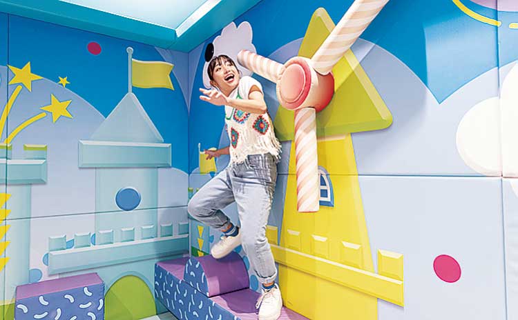 様々な仕掛けをクリアしてゴールを目指す「アクションウォール」では、ゲームの主人公になった気分を味わえます