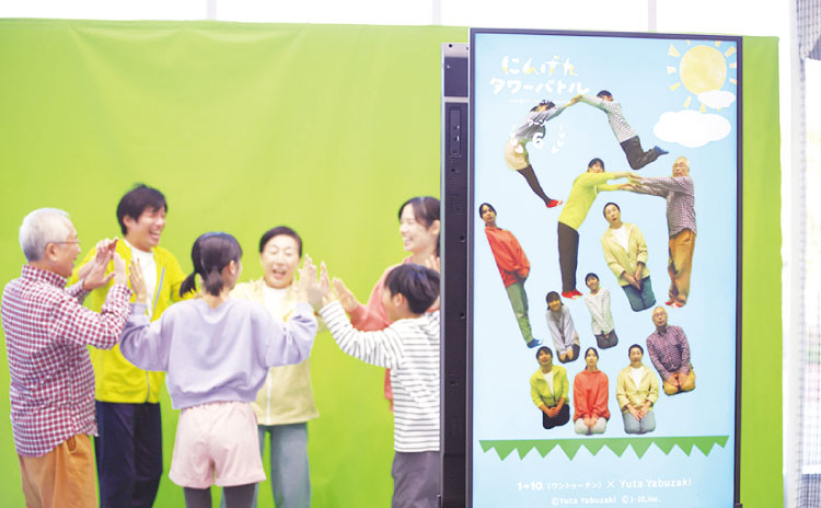 撮影されたプレイヤー自身がブロックになり、どんどん積み上がるゲーム「にんげんタワーバトル」。家族で盛り上がること間違いなしです