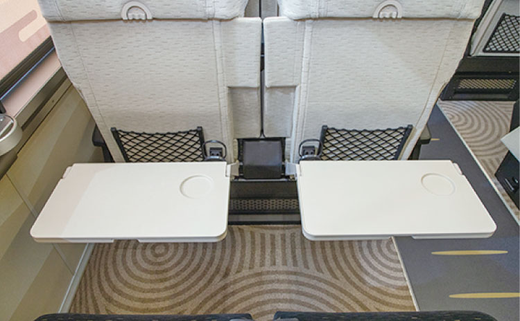 簡単な作業もできる大型テーブル