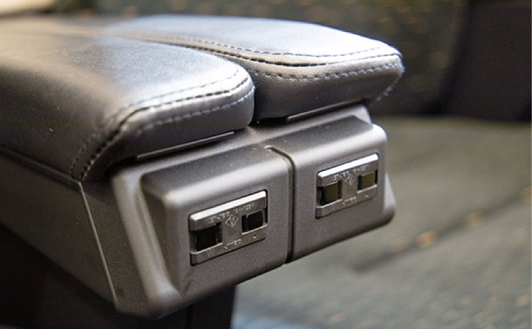 全シートにコンセントを装備