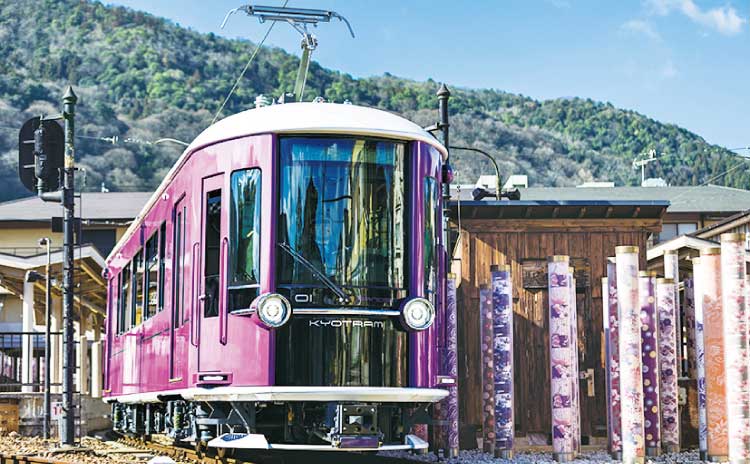 嵐山観光に便利な嵐電(京福電車)