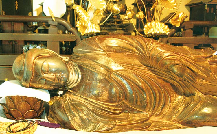 穴太寺の釈迦如来涅槃像（なで仏）