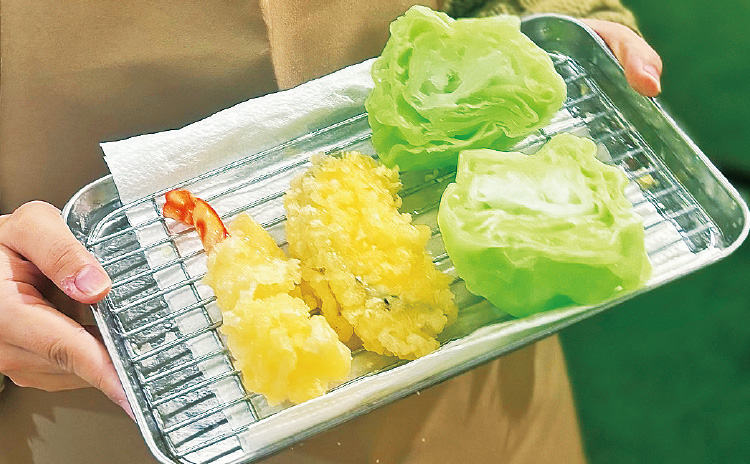 ロウを使った食品サンプル作りでは、エビ天やカボチャなどの野菜天、レタスを作ることができます。「エビと野菜の天ぷらづくり／3,500円（レタス付きは5,500円）」 ※予約がベター