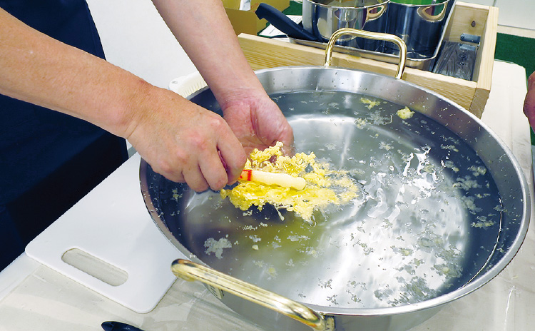 スタッフの丁寧なレクチャーを受けながらまずは練習。コツをつかんでから本番に挑めるので達成感もアップ