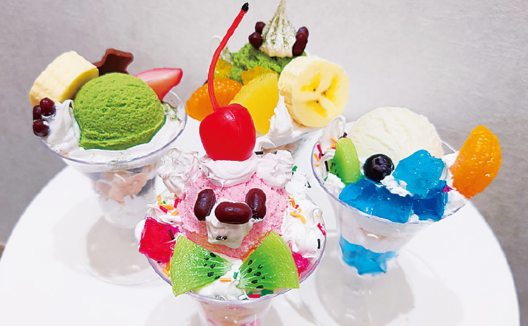 ゼリーやフルーツ、生クリームをトッピングしてまるでパティシエ気分♪ 「自分だけのかわいいパフェ作り／3,200円」 ※予約がベター
