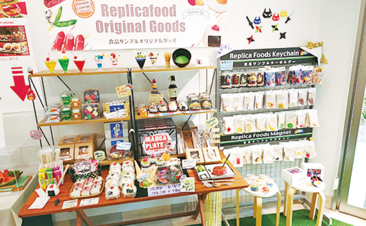 食品サンプルの雑貨が並ぶ販売コーナー