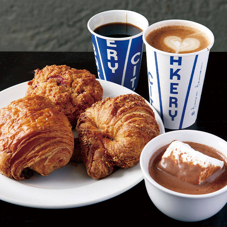「THE CITY BAKERY」のプレッツェルクロワッサンやホットチョコレート