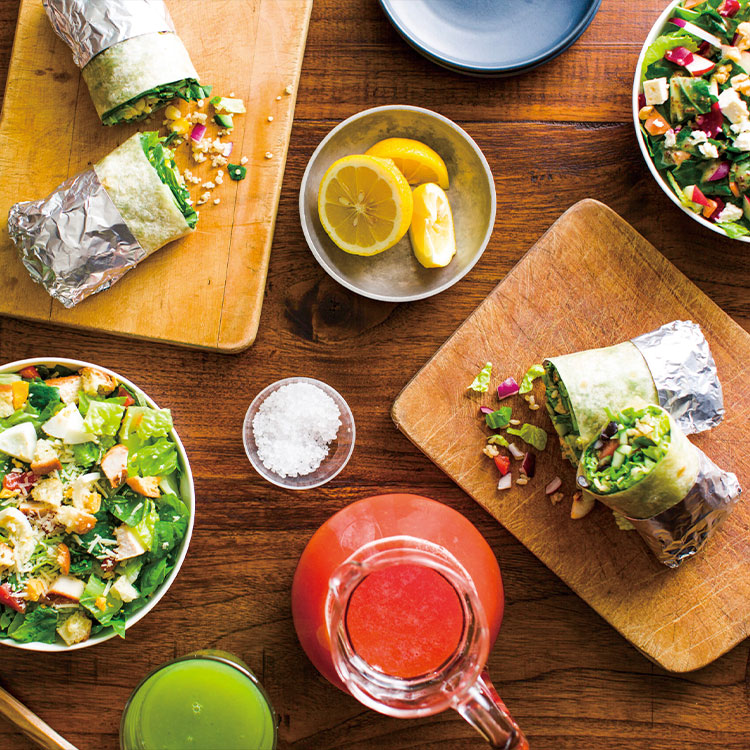 「CHOPPED SALAD DAY」のサラダを温めたトルティーヤで包んだブリート