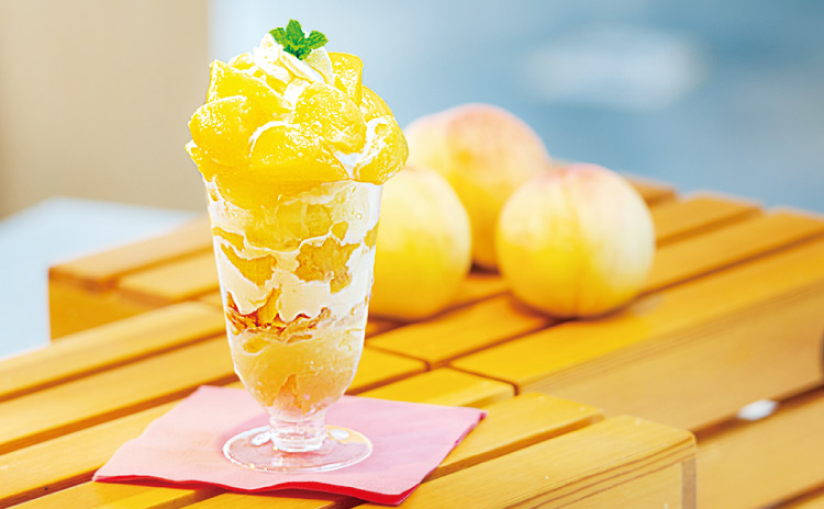 岡山名物のフルーツパフェ©岡山県観光連盟