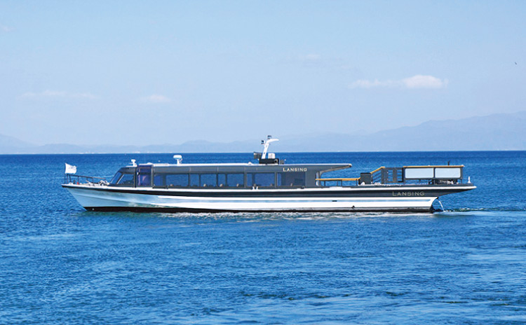 南湖遊覧ボートで就航する高速船のひとつ「ランシング」
